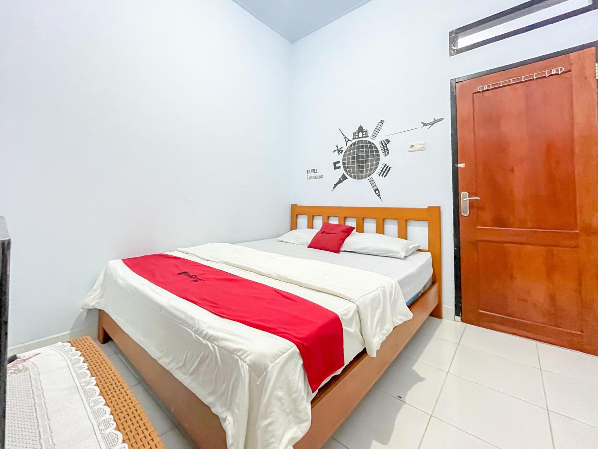 Reddoorz Syariah At Home Ampana Guest House Ampana Kota Bagian luar foto