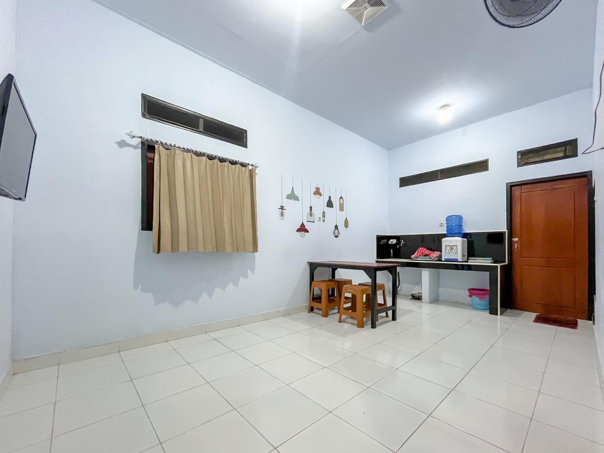 Reddoorz Syariah At Home Ampana Guest House Ampana Kota Bagian luar foto