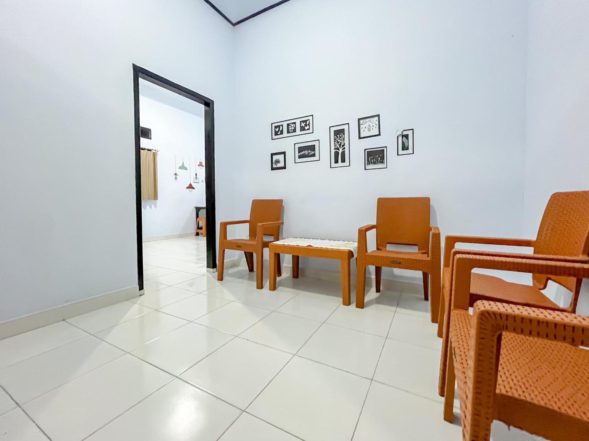 Reddoorz Syariah At Home Ampana Guest House Ampana Kota Bagian luar foto