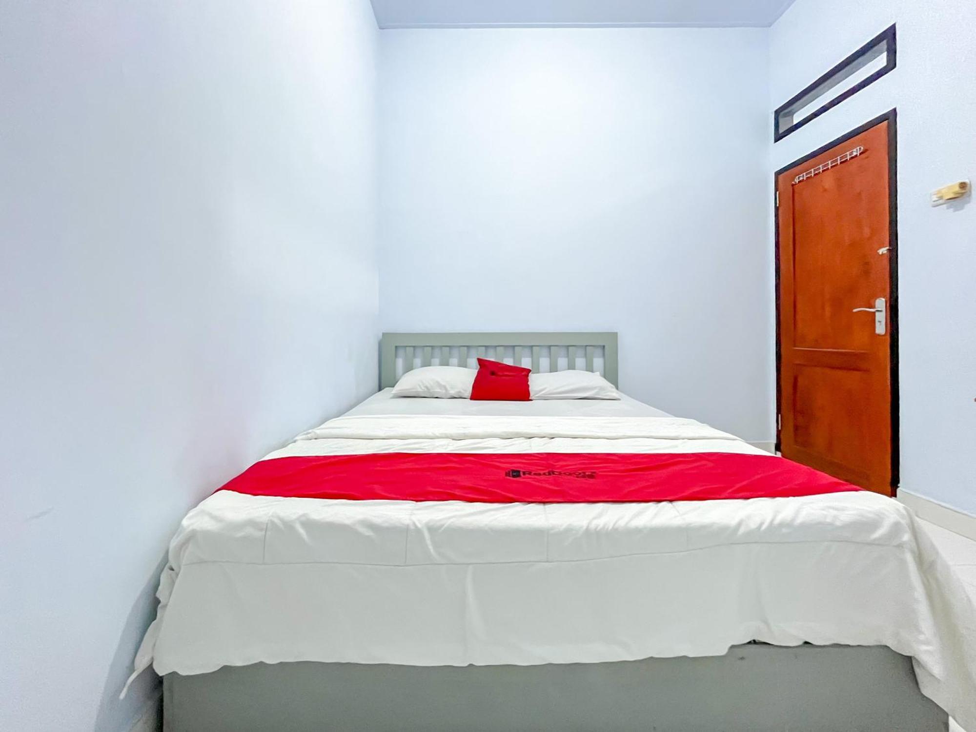 Reddoorz Syariah At Home Ampana Guest House Ampana Kota Bagian luar foto