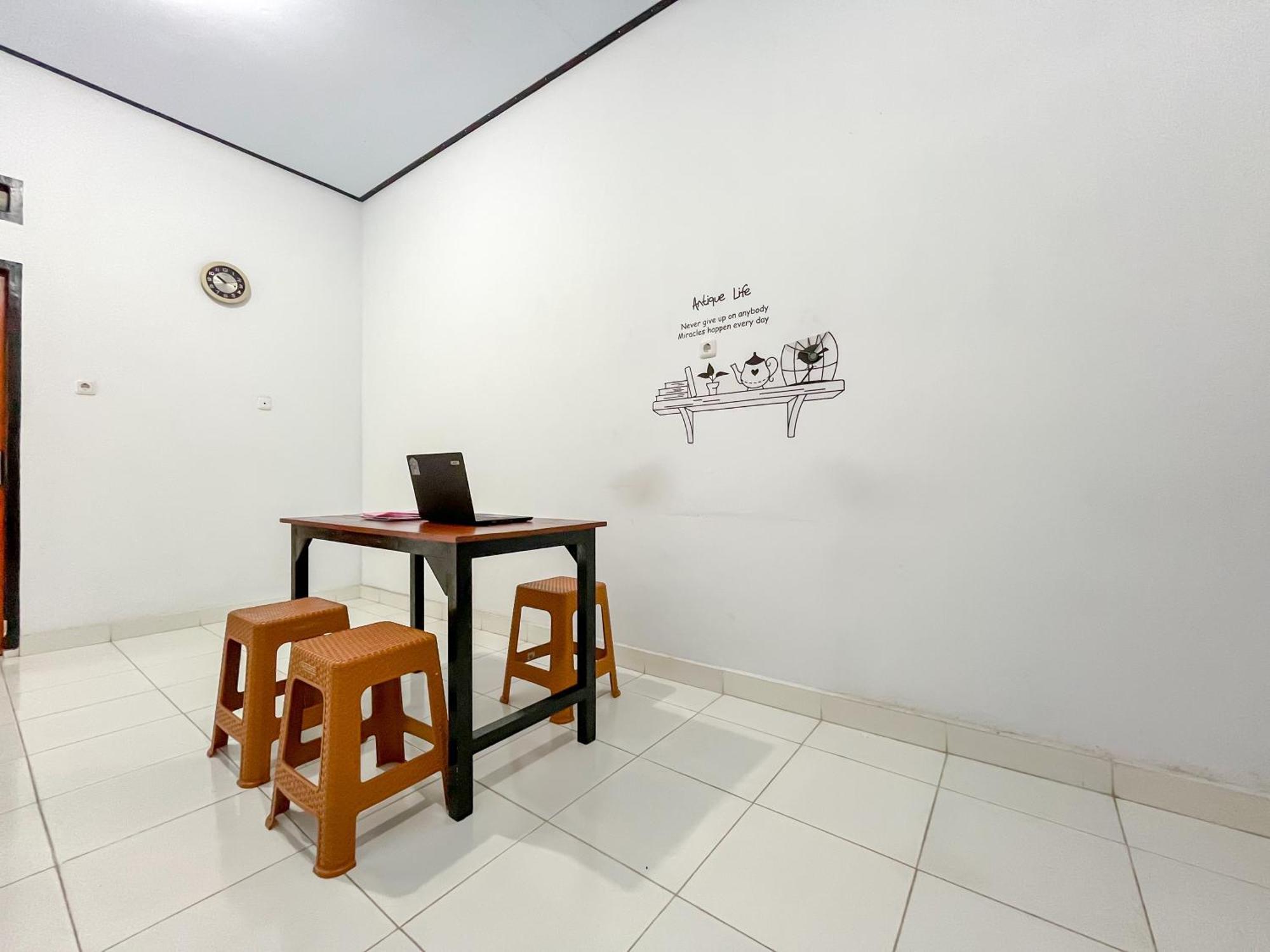 Reddoorz Syariah At Home Ampana Guest House Ampana Kota Bagian luar foto